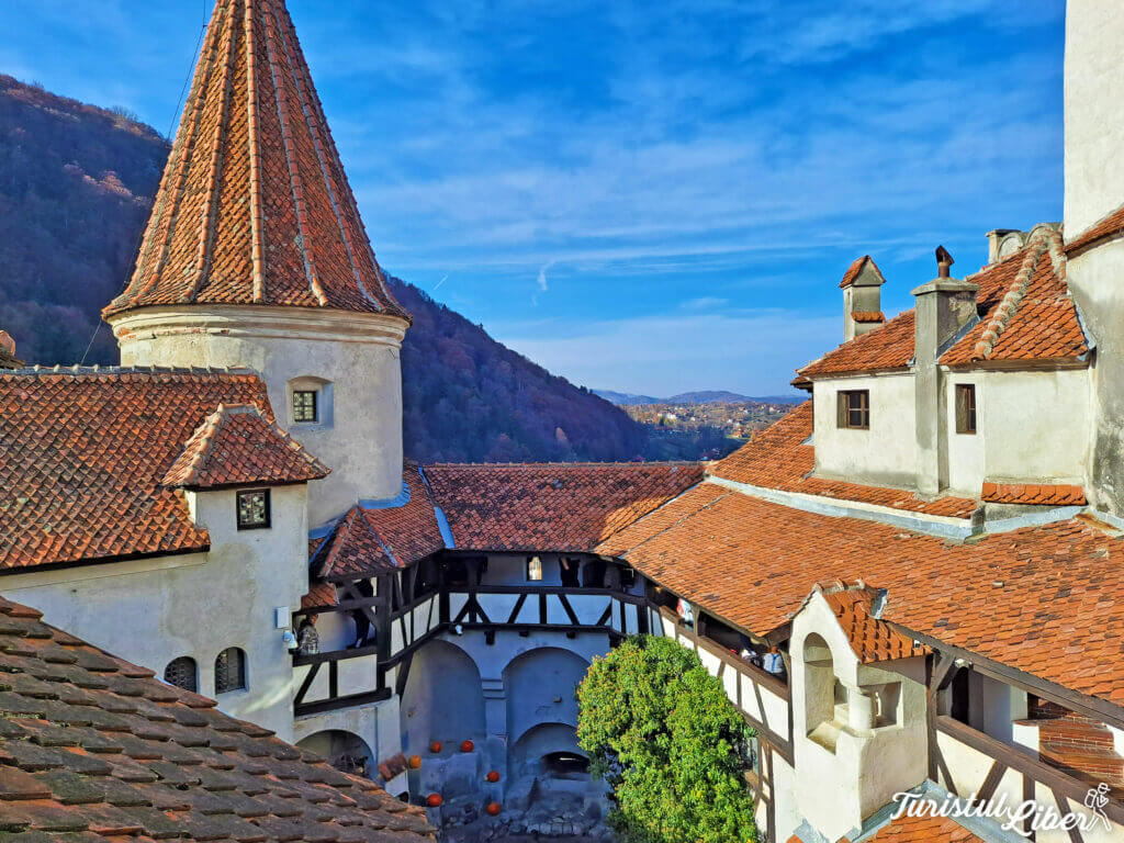 inner courtyard castle bran