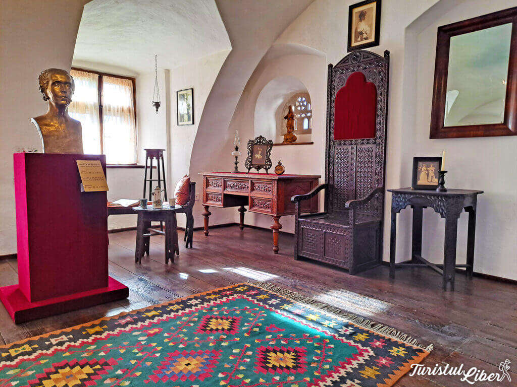 queen maria bran's bedroom